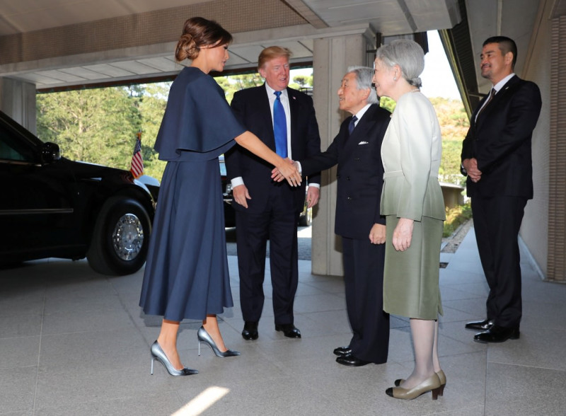 川普偕同夫人梅拉尼婭11月6日與日皇明仁及皇后美智子會面。穿Dior深藍色闊袖中長裙的她，配一雙亮色的高跟鞋，避免令整體裝扮感覺過於保守甚至土氣。   圖：達志影像／路透社