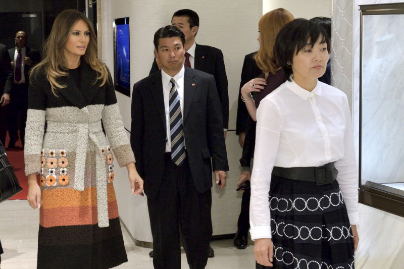 梅拉尼婭（左）在日本首相夫人安倍昭惠（右）陪同下，參觀MIKIMOTO位於銀座的門市。 MIKIMOTO是以工藝精湛馳名的名牌，被日本宮內省指定為皇家御用珠寶商，日本皇室成員佩戴的所有配飾都出自MIKIMOTO。   圖：達志影像／路透社
