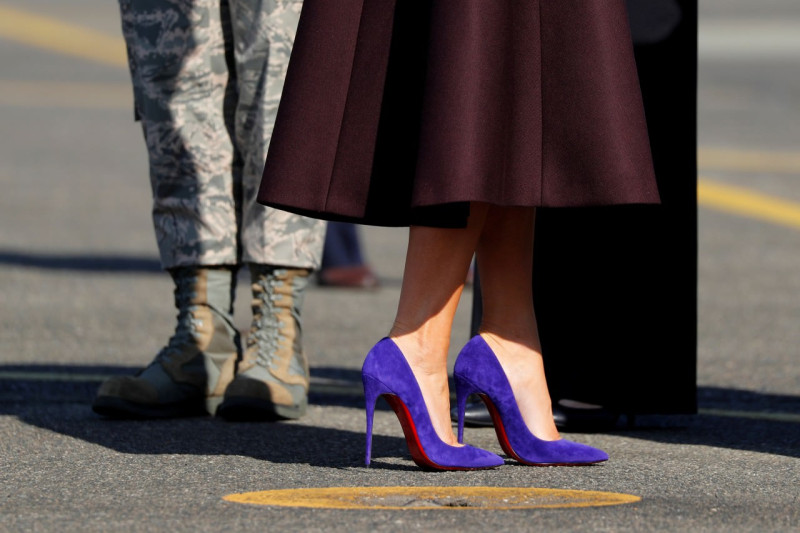 梅拉尼婭11月7日訪韓時，腳上一雙紫藍色的高跟鞋。她擅長配搭，所穿著的鞋子「回頭率」甚高。   圖：達志影像／路透社