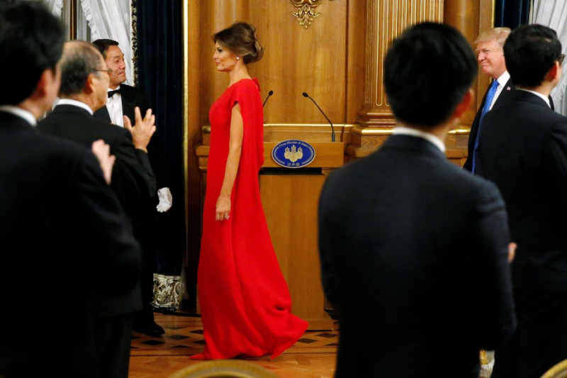 梅拉尼婭與川普11月6日出席日本首相安倍晉三在赤坂離宮安排的國宴。她身上的絲質Valentino長裙是紅色，也是組成日本國旗兩種顏色其中之一。   圖：達志影像／路透社