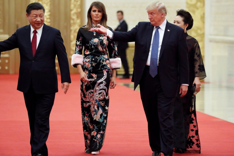 梅拉尼婭11月9日晚上在北京出席中國國宴時，所穿禮服是剪裁合身、甚似旗袍的禮服。裙子正面繡了鳳凰，非常搶眼。   圖：達志影像／路透社