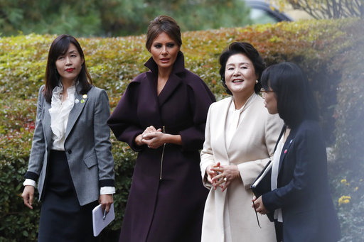 川普11月7日時抵韓國訪問，美國第一夫人梅拉尼婭和韓國第一夫人金貞淑在歡迎儀式上並行。   圖：達志影像／美聯社