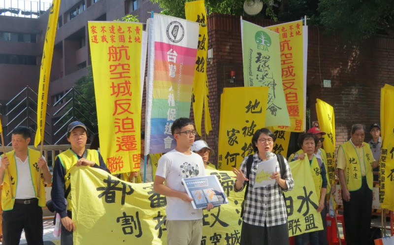 民間團體在營建署外抗議，要求都市計畫委員嚴加把關，縮小計畫範圍，回到2010年區域計畫的規模。   圖：台灣人權促進會/提供