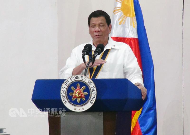 菲律賓總統杜特地8日在一場宣揚他掃毒戰爭的演講裡又語出驚人，說他在青少年時期，就曾刺死過一個人。   圖 : 中央社