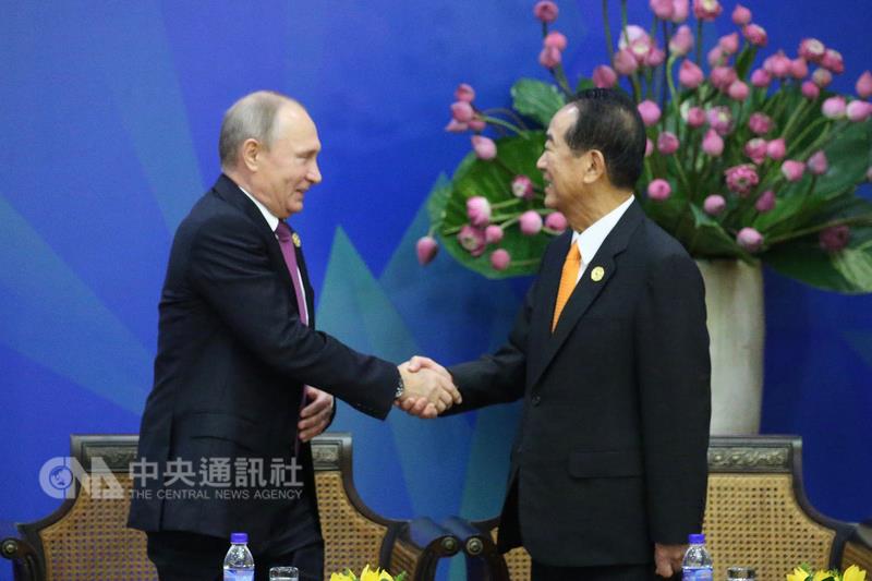APEC經濟領袖與企業諮詢委員會（ABAC）代表對話10日（當地時間）在越南峴港舉行。APEC領袖代表宋楚瑜（右）與俄羅斯總統普亭（Vladimir Putin）（左）比鄰而坐，雙方握手致意。   圖 : 中央社
