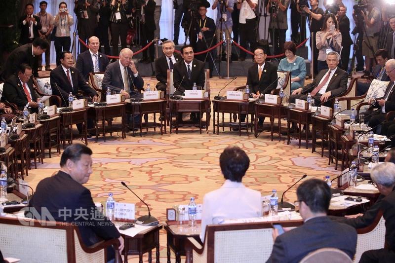 APEC領袖代表宋楚瑜（後中右橘色領帶者）10日在越南峴港出席「與東協領袖非正式對話」，與中國國家主席習近平（前左）相對而坐。   圖：中央社