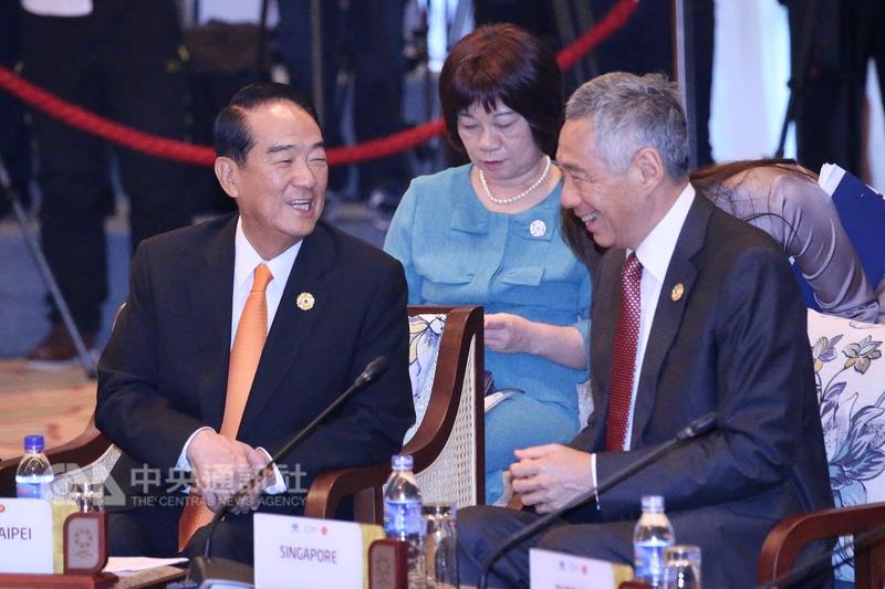 宋楚瑜與新加坡總理李顯龍（右）相談甚歡。   圖：中央社