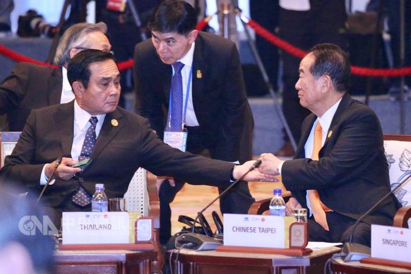 泰國總理帕拉育（Prayuth Chan-ocha）（左）拿出喉糖請宋楚瑜吃。   圖：中央社