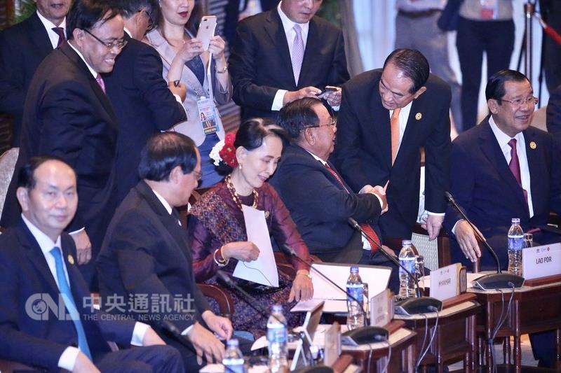 宋楚瑜和柬埔寨總理洪森（右）、寮國國家主席沃拉吉（前右3）、緬甸領導人翁山蘇姬（前右4）等人握手致意。前左為越南國家主席陳大光。   圖：中央社