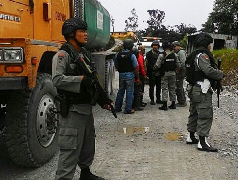 印尼巴布亞省一群武裝分離主義分子10日占領兩座村莊，挾持1300名人質，與軍警對峙中。   圖：翻攝Jakarta Post網站