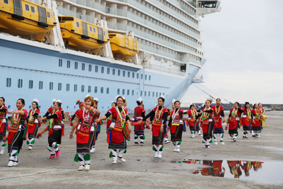 花蓮港11日清晨迎接開港以來最大艘郵輪「海洋贊禮號」，花蓮原住民姐妹以歌舞熱情迎接來自歐美、香港等3700多名遊客的到訪。   圖:中央社