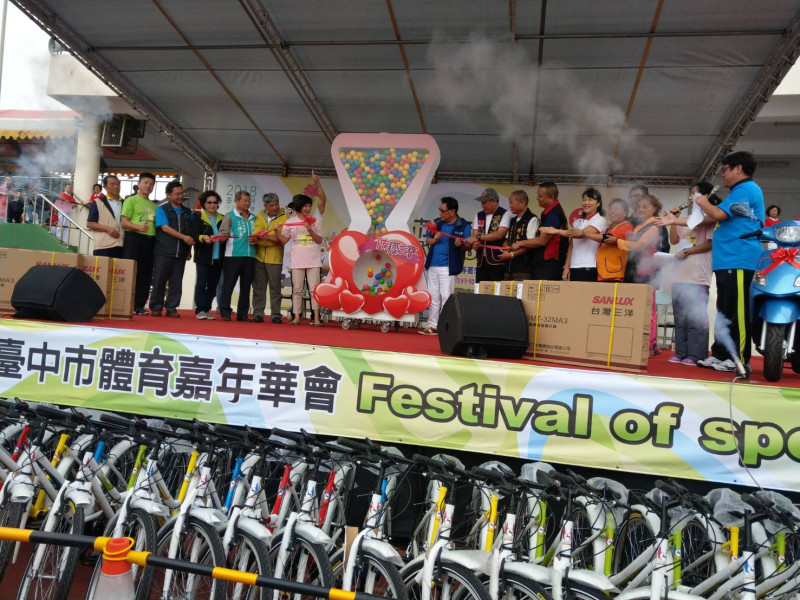 台中市體育嘉年華會今(11)日在大甲體育場熱鬧登場，台中市副市長林依瑩也到場支持共同揭幕。   圖：台中市政府/提供