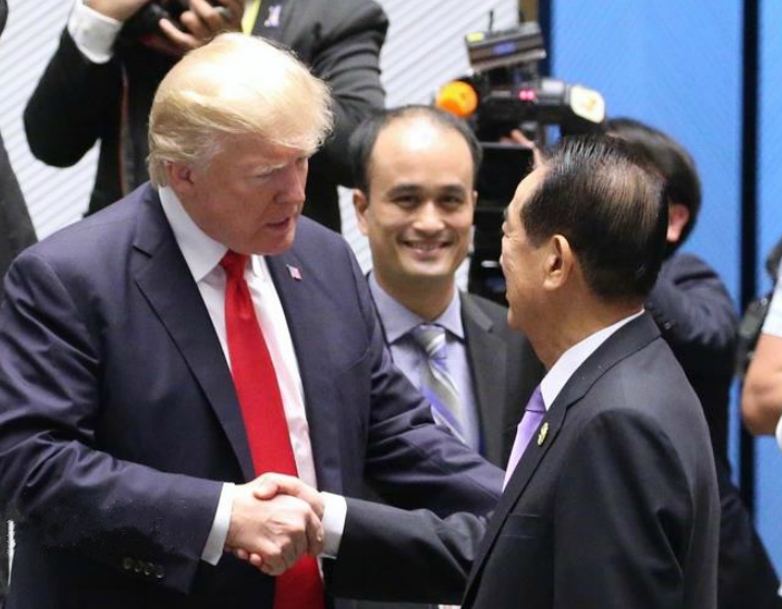 亞太經濟合作會議（APEC）經濟領袖閉門會議今天在越南峴港展開，會前宋楚瑜與美國總統川普（Donald Trump）握手寒暄。   圖：中央社/提供