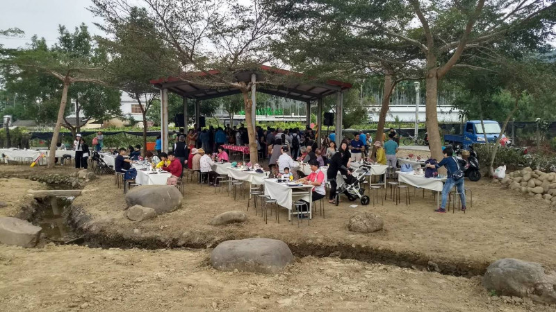 台中市政府在東勢慶東社區也展開了「田庄．客家．好食光共餐」活動。   圖：台中市政府/提供