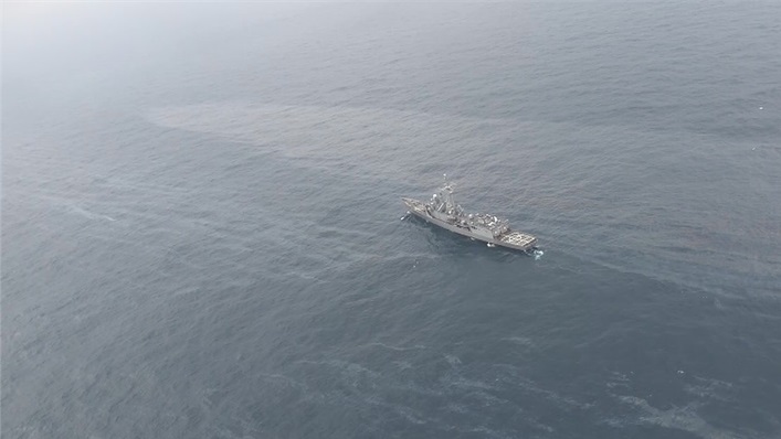 成功艦10日回報於船身附近發現大片可疑油漬。   圖：國防部提供