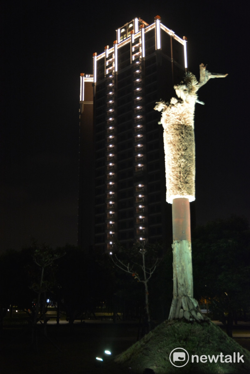 2017桃園國際漂流木藝術節，夜間光雕在明（12）日最後一天的夜晚，也會持續開啟。   圖：桃園市文化局/提供