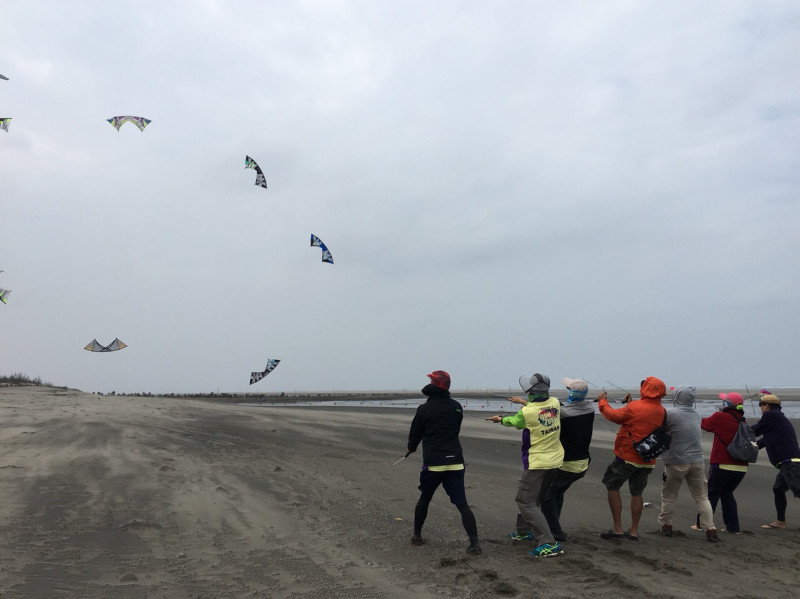 冬季到海邊適合玩風箏衝浪。   圖：台中市觀旅局/提供