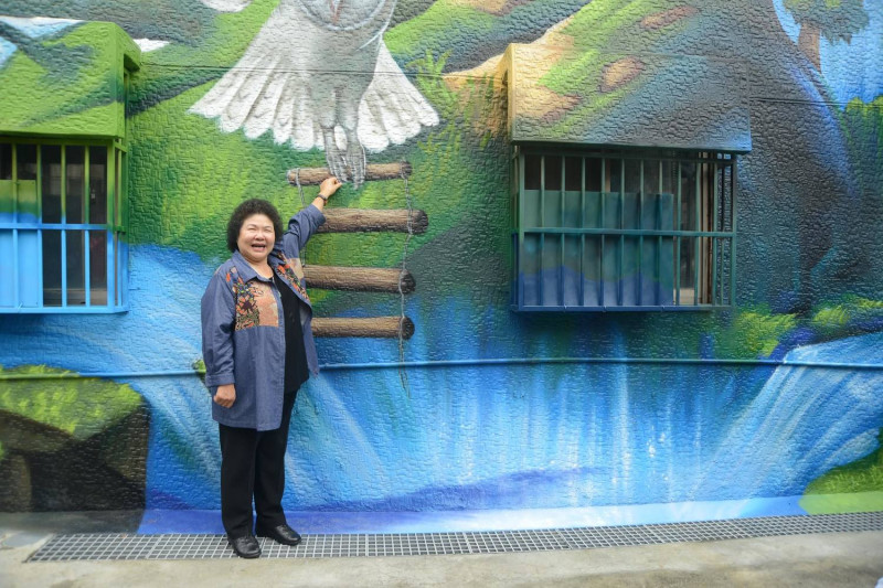 高雄市長陳菊今(11)日欣賞街頭藝術後表示，透過藝術家彩繪，公共街頭藝術走入市民生活，蔓延至全高雄。   圖：高雄市政府/提供