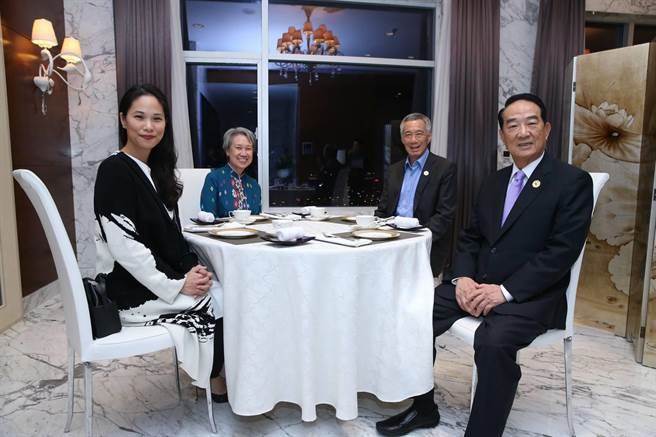 新加坡總理李顯龍伉儷邀請宋楚瑜父女在APEC期間茶敘。   翻拍自李顯龍臉書專頁