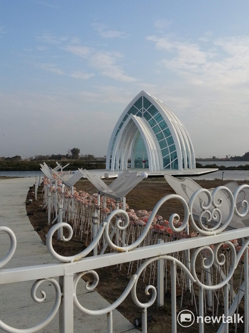 台南市北門區的水晶教堂是新興的濱海景點。   圖：蔡坤龍/攝
