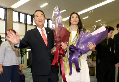2017年亞太經濟合作會議（APEC）經濟領袖會議台灣代表團成員12日搭機返台，領袖代表宋楚瑜（前左）與女兒宋鎮邁（前右）在機場獲熱烈歡迎，並接受獻花。   圖：中央社