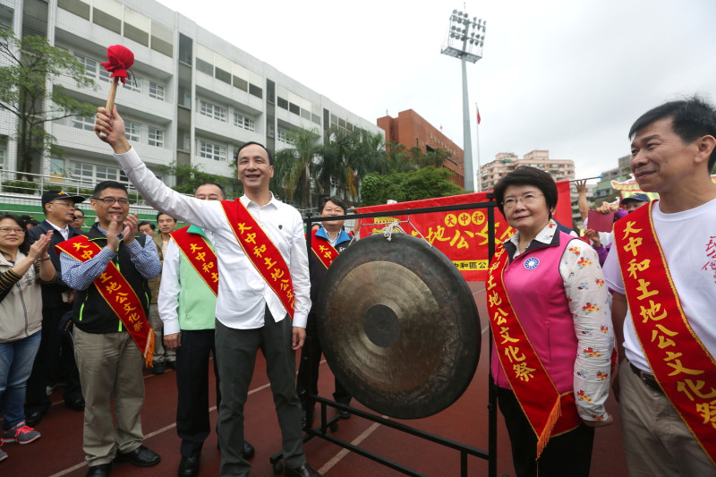 新北市長朱立倫出席106年「中和土地公文化祭-南北土地公守護台灣」，為該活動揭開序幕。   圖：新北市政府/提供