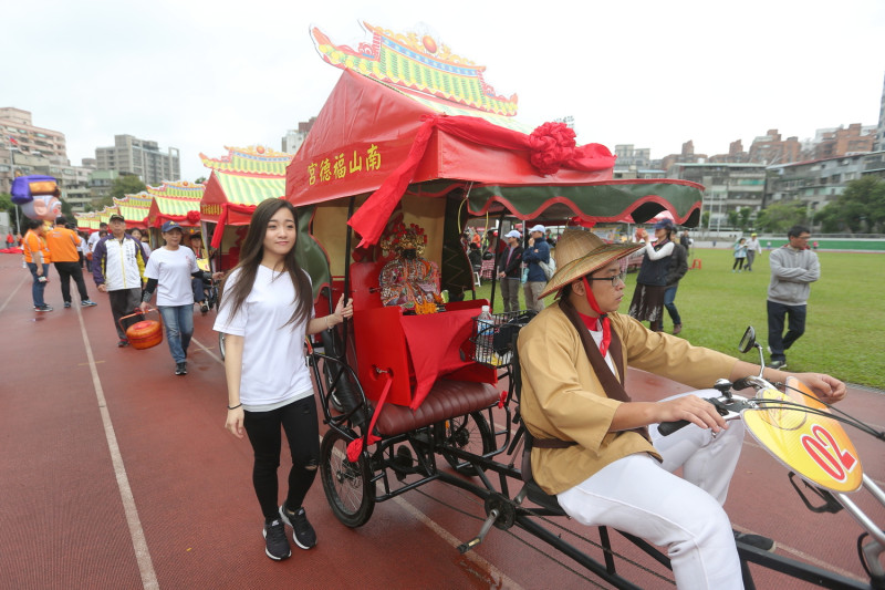 中和土地公文化祭來自台灣各地土地公搭乘三輪車繞境祈福。
   圖：新北市政府/提供