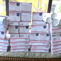 雖然才11月，但德國聖尼古拉鎮耶誕郵局已經忙碌不堪，每天都收到成堆寄給耶誕老公公的信件與包裹。   圖：翻攝聖尼古拉中心臉書