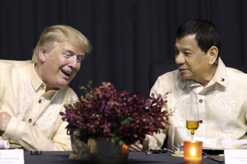美國總統川普（左）亞洲行最後1站，12日出席東協領袖峰會歡迎晚宴，與菲律賓總統杜特地相談甚歡。   圖：達志影像/美聯社