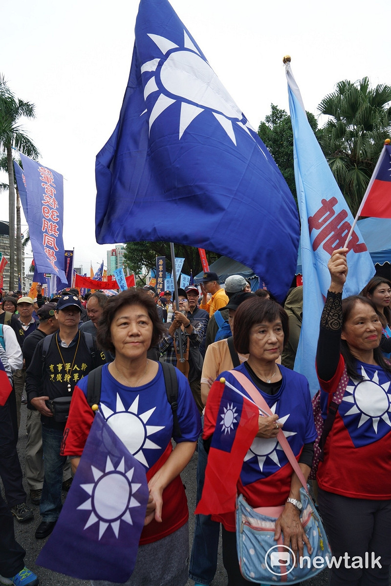 總統府國家年金改革委員會明（14)日將拍板軍人年金改革方案，反年金改革團體「八百壯士」今(13)日發起抗議。&nbsp;&nbsp;&nbsp;圖：張良一/攝