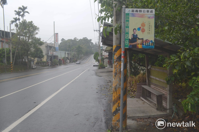 嘉義縣公車站牌原先張貼候選人廣告，近日全數遭台灣燈會廣告取代。   蔡坤龍/攝