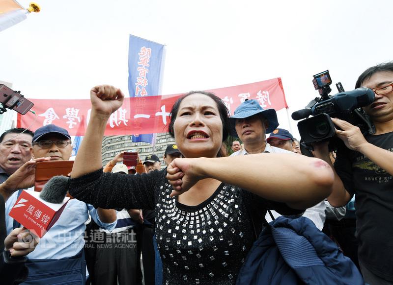 退伍軍人團體「八百壯士」13日在行政院前抗議，不滿年金改革未先溝通，一名婦人在推擠衝突中手部受傷。&nbsp;&nbsp;&nbsp;圖 : 中央社