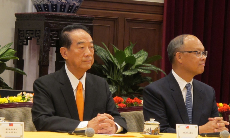 親民黨主席宋楚瑜與政務委員鄧振中13日出席總統府記者會。   圖：林朝億/攝