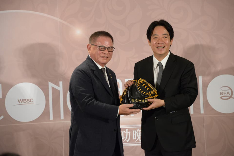 行政院長賴清德今（13）日恭賀彭誠浩（左）出任世界棒壘球總會副會長暨亞洲棒球總會會長。   圖：行政院提供