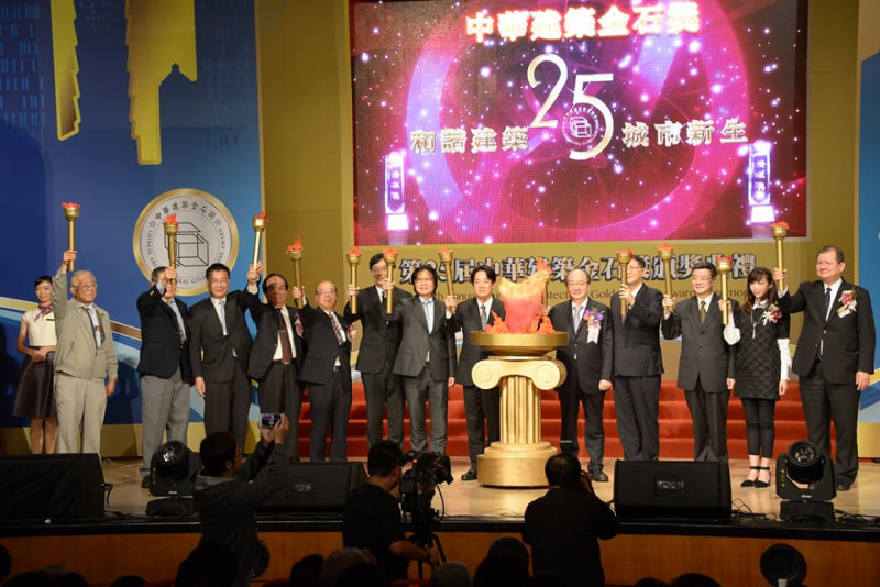 賴清德出席「第25屆中華建築金石獎」頒獎典禮時表示，行政院近期努力修法並成立國家級都更中心，以加速都更作業，希望業者加入這個平台，共同打造更美麗安全的台灣。   圖：行政院提供