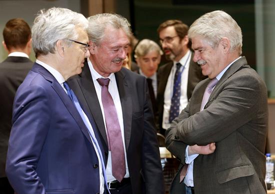 西班牙外交部長達斯蒂斯（右）13日參加歐盟會議，指控俄羅斯團體透社群媒體，為加泰隆尼亞的獨立公投搧風點火。   圖：翻攝達斯蒂斯推特