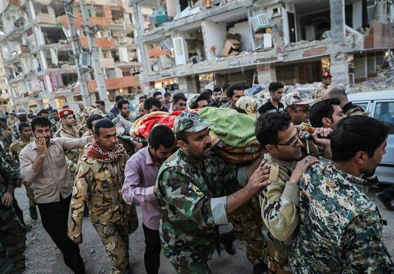 伊朗救援團體陸續從受創最嚴重的克爾曼沙赫省，搬出一具具遺體。   圖：翻攝Tasnimnews_Fa推特