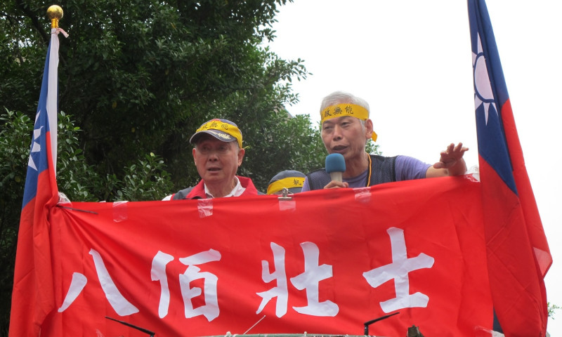 退伍軍人協會副理事長吳其樑（左）與王忠義14日在遊行隊伍出發前向群眾講話。   圖：林朝億/攝