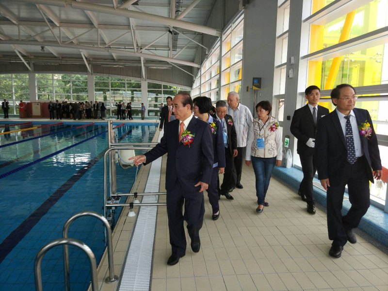王金平與與會人員一同參觀游泳館。   圖 : 彰師大/提供