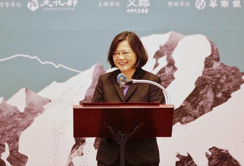 蔡英文表示，5位得獎者是帶動台灣社會不斷向前邁進的動力。   圖：中華文化總會提供
