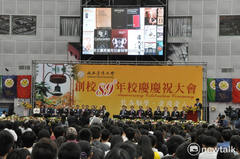 台大89週年校慶，在台灣大學陷入發展困境時，台大校友也為母校在世界排名持續下滑 憂心。   圖 : 陳香蘭／攝