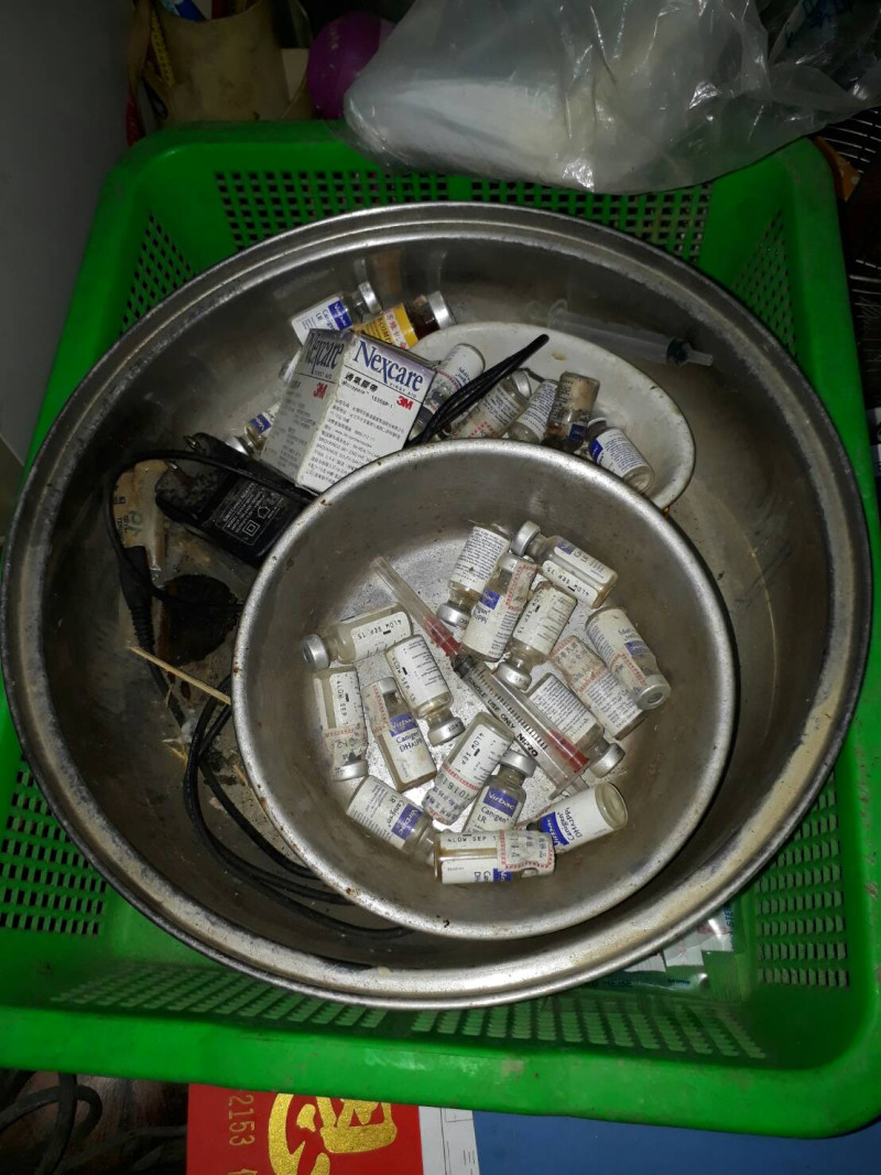 動保在三峽非法繁殖場內，發現醫療器材及藥品。   圖 : 翻攝新北市動保處網站