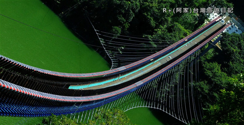 重建後的新溪口吊橋長303公尺，比屏東山川琉璃吊橋262公尺還長。   圖 : 翻攝自youtube