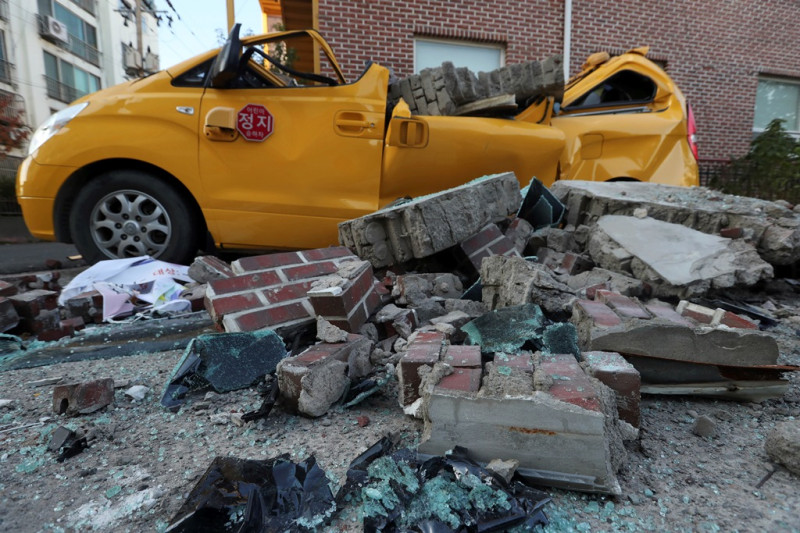 朝鮮半島發生強震，震央附近的浦項市傳出道路龜裂，汽車遭坍方物壓毀等災情。
   圖 : 達志影像/美聯社