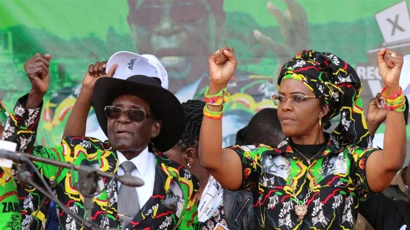 南非媒體報導指出，遭軍方拘禁的總統穆加比（左）準備下台，以換取妻子葛瑞斯（右）安全離境的可能性。   圖：翻攝Grace Mugabe臉書