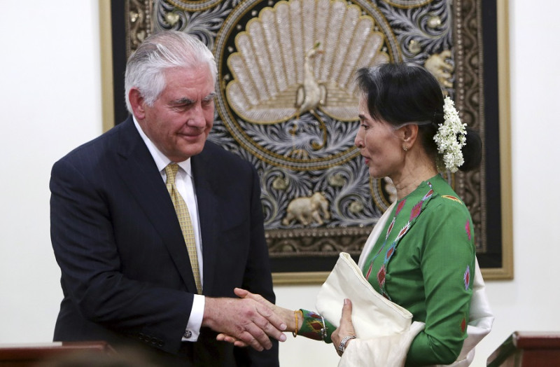 美國國務卿提勒森今（15）日與緬甸實際領導人翁山蘇姬會面後表示，他不建議因洛興雅難民危機而推動對緬甸制裁。   圖：達志影像／美聯社
