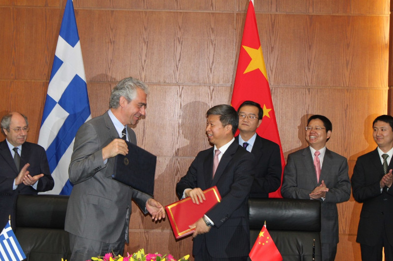 在2007年和2012年的黨代會後，中共也曾派特使接連訪問朝鮮、越南和寮國，而平壤通常是首站。但是這次，宋濤在10月31日和11月3日只訪問了越南和寮國。圖為2011年，宋濤(左3)會見訪華的希臘外交部副部長斯佩托斯·庫威利斯（Spyros Kouvelis）   圖：翻攝自維基百科