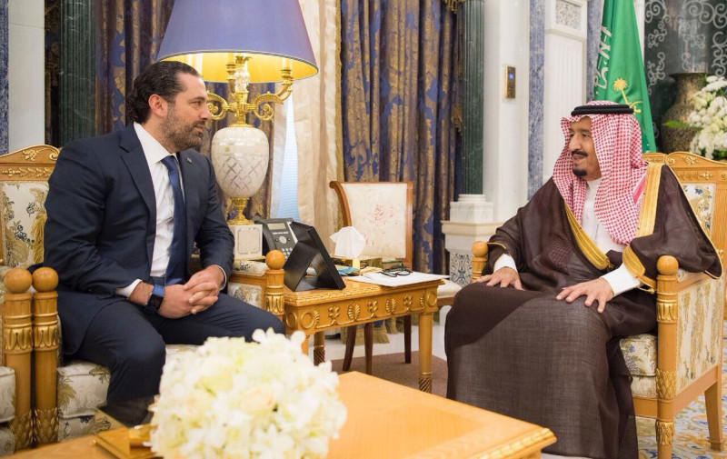 黎巴嫩總理哈里里（左）6日在推特po出與沙烏地阿拉伯國王阿卜杜勒的合照，顯示他人還在沙烏地。   圖：翻攝哈里里推特