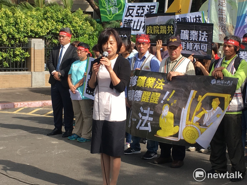 民進黨立委、經濟委員會召委蘇治芬表示，礦業法是一部老舊的法律，目前已不適用台灣，至於歷史共業留下的問題，需要制定一部新的礦業法來解決，她希望行政院版本盡快提出，屆時她會盡快排入議程，希望在本會期順利通過。   圖：黃韋銓/攝