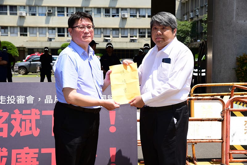  經濟部官員接收經民連所遞交的陳情書。 圖：台灣經濟民主連合 提供 